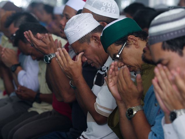 Молитва о благополучии пассажиров пропавшего самолета в Куала-Лумпуре