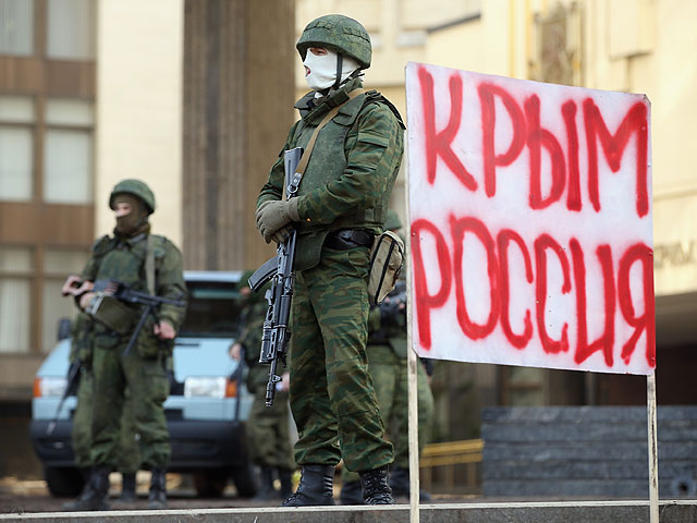 Около здания парламента Крыма. Симферополь, 28 февраля 2014 года