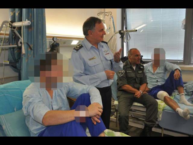Генеральный инспектор полиции Йоханан Данино во время посещения в госпитале бойцов полицейского спецназа, раненых в Дженине