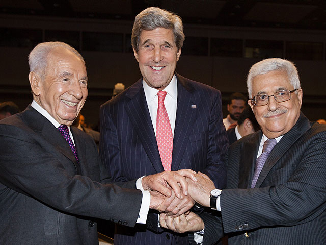 Шимон Перес, Джон Керри и Махмуд Аббас в мае 2013 года