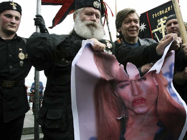 Активисты православного радикального движения разрывают портрет Мадонны. Москва. 2006 год