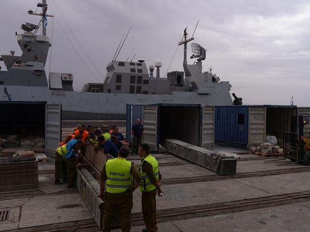 Разгрузка судна Klos-С. 9 марта 2014 года