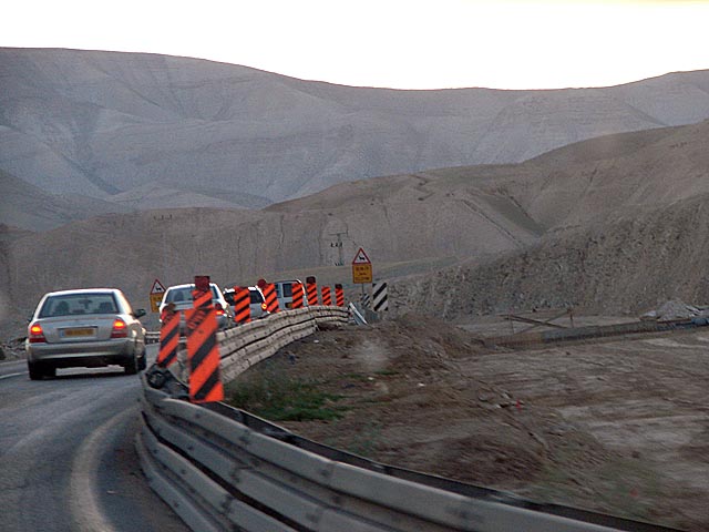 На севере Мертвого моря обрушился участок шоссе номер 90
