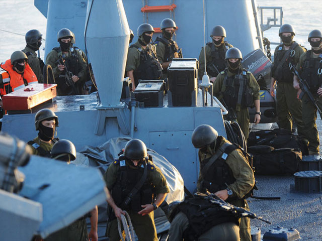 Бойцы спецназа 13-й флотилии ВМС ЦАХАЛа на борту "Мави Мармара" (31 мая 2010 года)