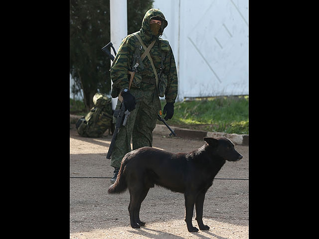Охранник без опознавательных знаков около входа на ракетную базу A3009 в Севастополе