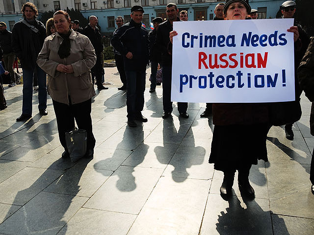 Демонстрация в Симферополе сторонников вхождения Крыма в состав России