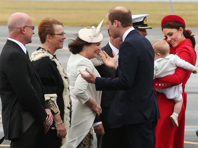Принц Уильям с семьей приземлился в Веллингтоне, 7 апреля 2014 г.