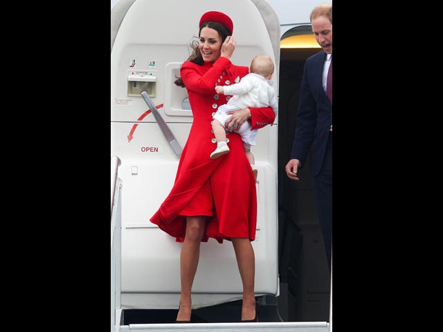 Принц Уильям с семьей приземлился в Веллингтоне, 7 апреля 2014 г.