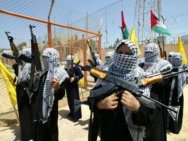 Женщины - боевики "Бригад мучеников Аль-Аксы", боевого крыла партии ФАТХ, возглавляемой Аббасом