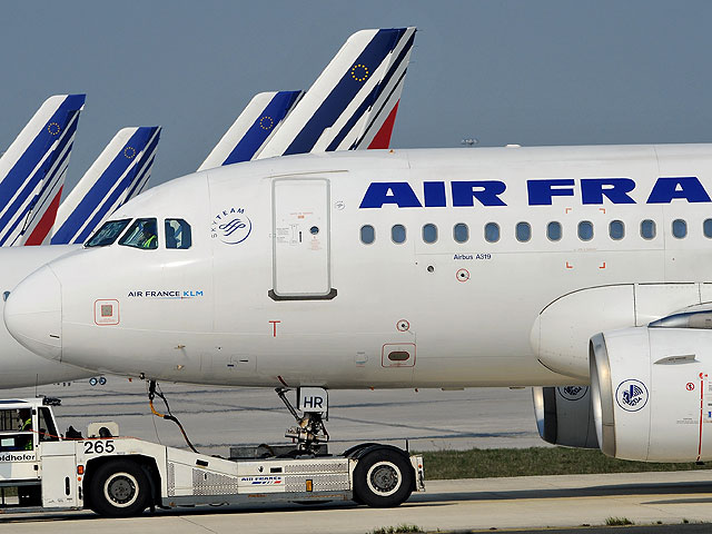 ЧП в аэропорту Бен-Гурион: автомобиль врезался в самолет Air France
