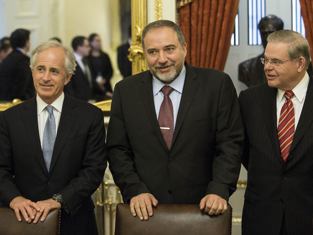 Cенатор США от штата Теннесси Боб Коркер, министр иностранных дел Израиля Авигдор Либерман и сенатор США от штата Нью-Джерси Боб Менендес в Вашингтоне 8 апреля 2014 года. 