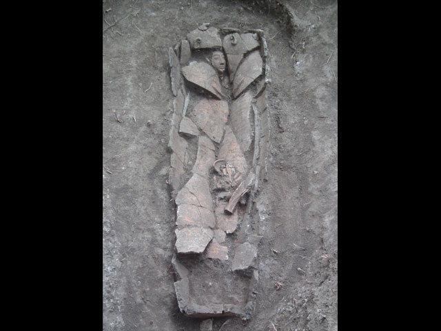Глиняный гроб, обнаруженный в районе