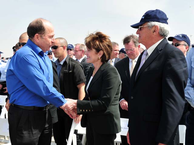 Министр обороны Израиля Моше Яалон и представители компании Lockheed Martin