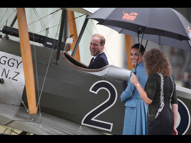 Принц Уильям и Кэтрин в центре наследия авиации Омака 10 апреля 2014 г.