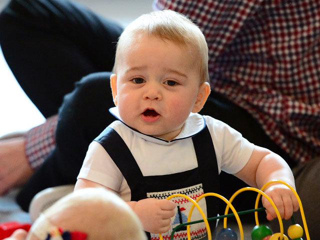 Принц-Джордж Кембриджский на родительских группах в Доме Правительства 9 апреля 2014. 