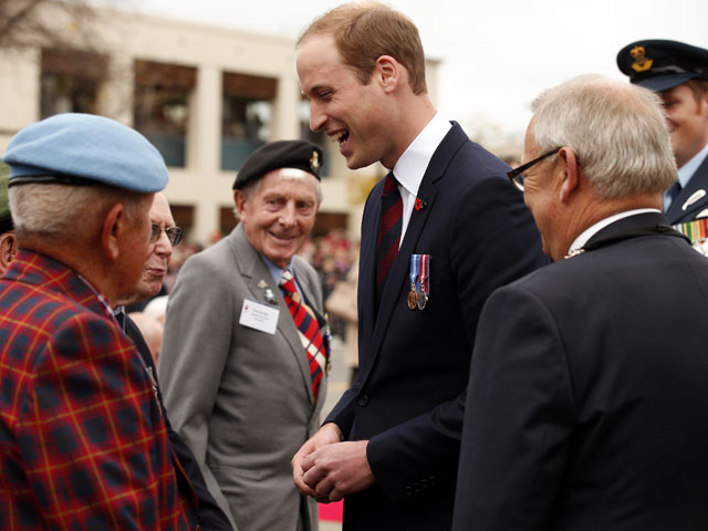 Принц Уильям с ветеранами на церемонии в военном мемориале 10 апреля 2014 г.   