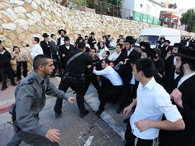 Сотни ультраортодоксов устроили беспорядки в Иерусалиме
