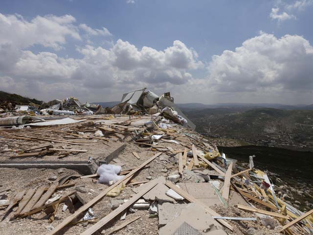 Разрушенные строения в Гивот Ицхар. Апрель 2014 года