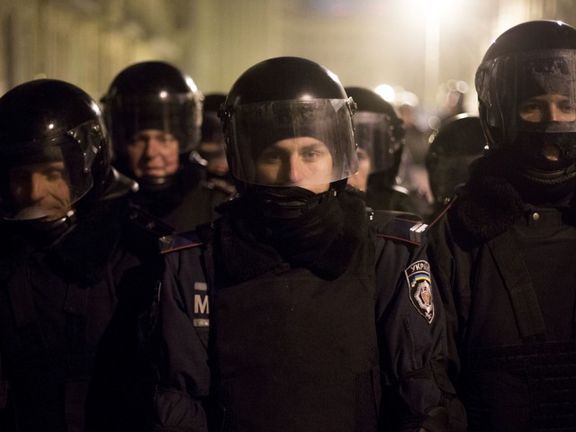 Донецкий спецназ милиции отказался подчиняться Киеву и перешел на сторону протестующих