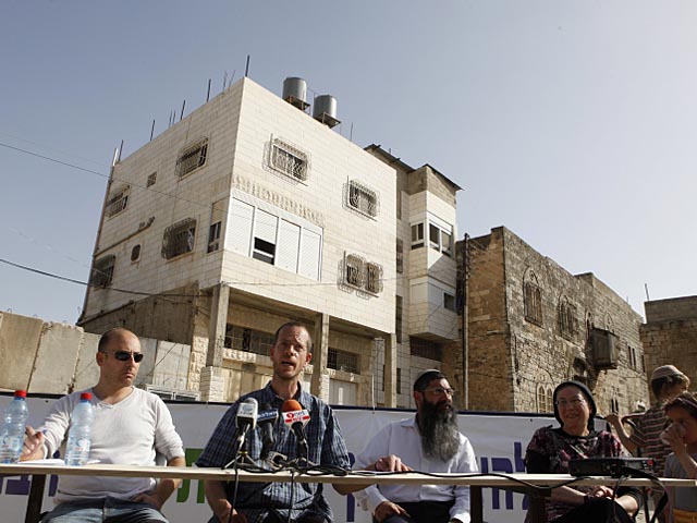 Три еврейские семьи въехали в "Дом мира" в Хевроне