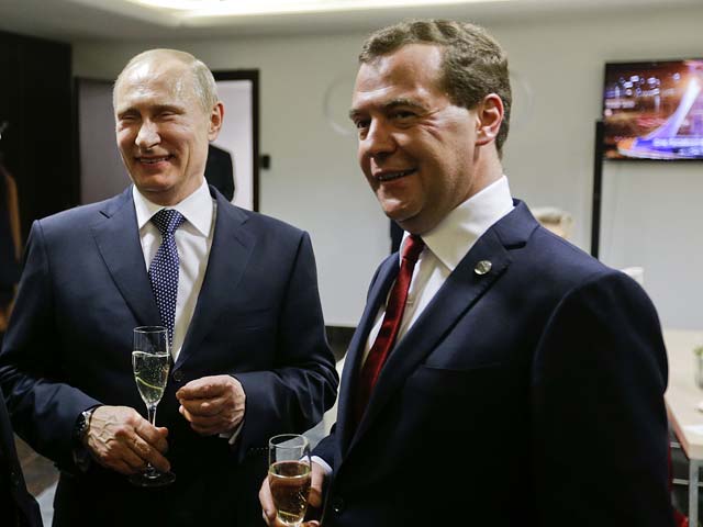 Путин почти втрое поднял зарплату себе и Медведеву "в целях обеспечения соцгарантий"