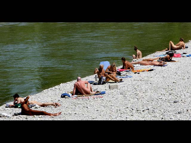 Нудисты на берегу реки Изар. Мюнхен