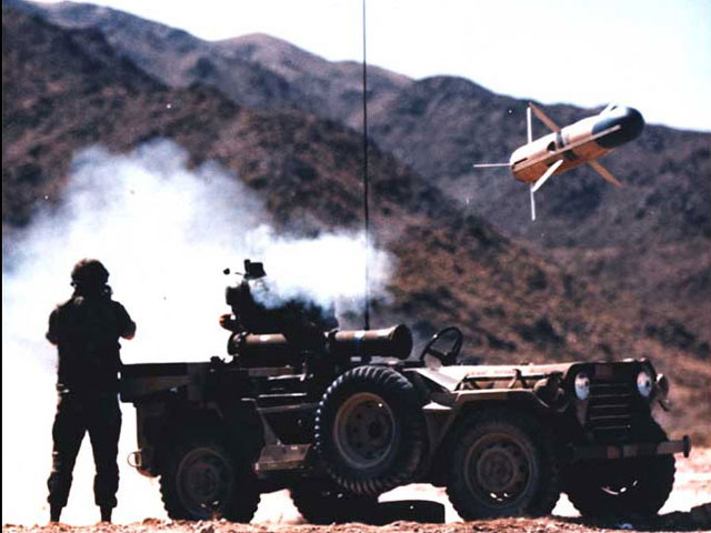 Ракета BGM-71 TOW, запущенная с джипа 