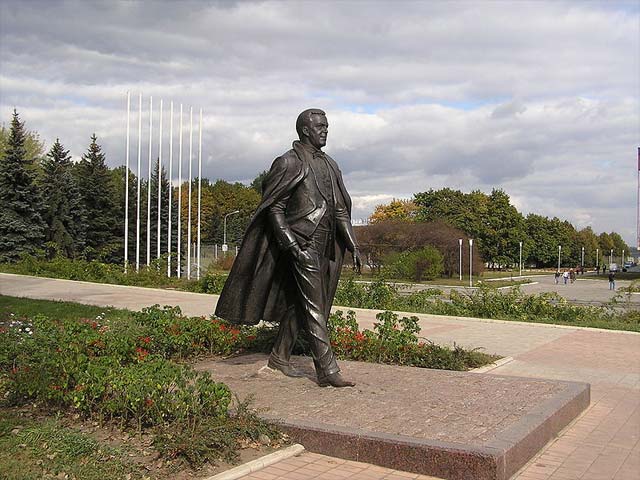 Памятник Иосифу Кобзону в Донецке