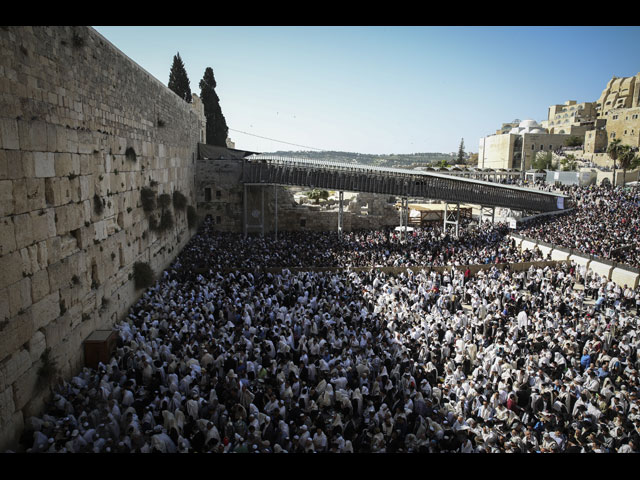 Тысячи евреев у стены плача: благословение коэнов 17 апреля 2014 года
