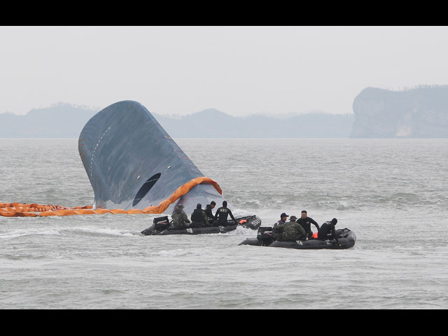 Крушение парома Sewol: капитан покинул тонущее судно первым
