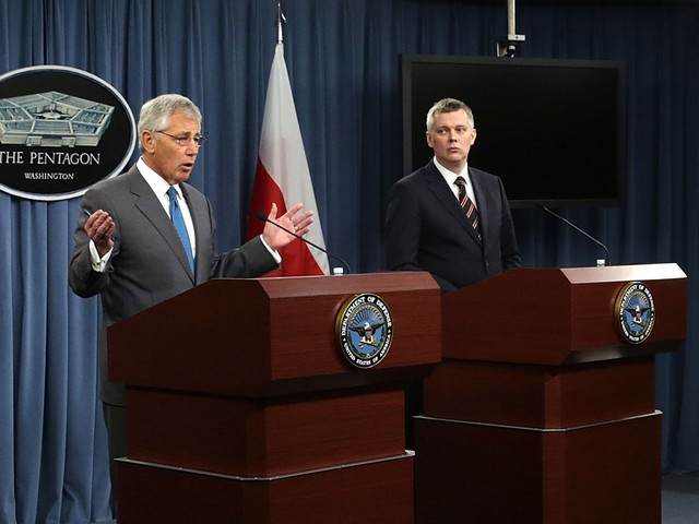 Министр обороны США Чак Хейгел выступает на совместной пресс-конференции с главой министерства обороны Польши Томашем Семоняком, 17 апреля 2014 г.