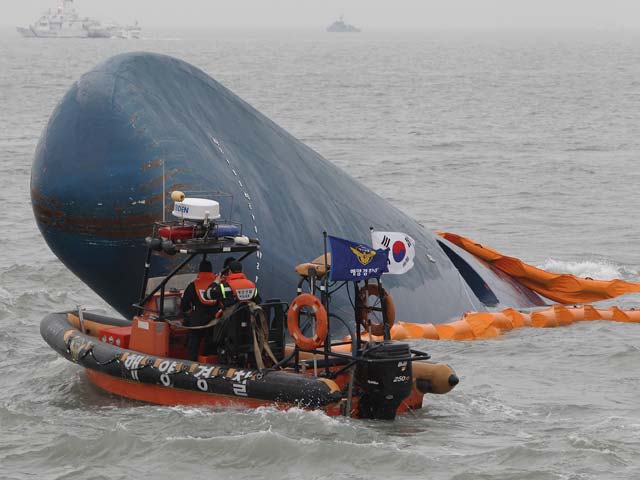Надежда на спасение пассажиров Sewol: внутри затонувшего парома созданы "воздушные карманы"