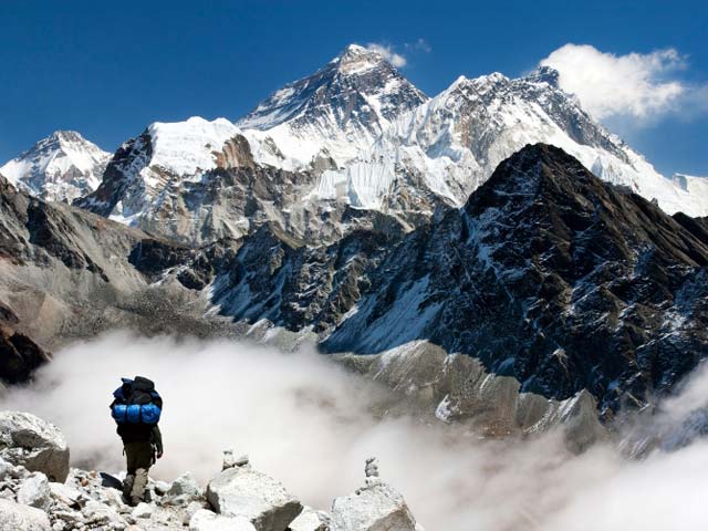 Сход лавины на склоне Эвереста: погибли не менее 9 человек