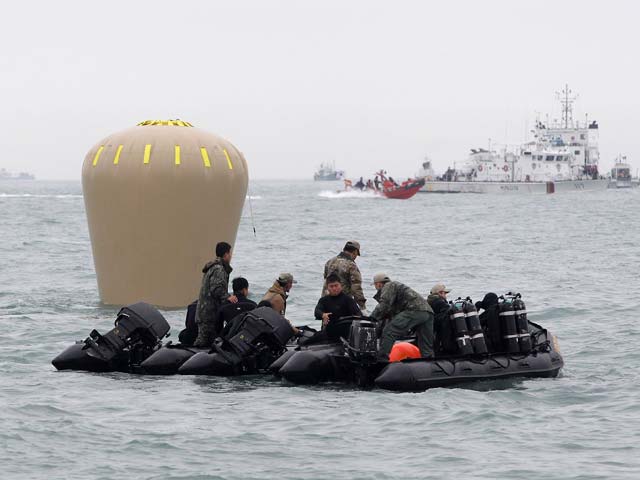 Надежда на спасение пассажиров Sewol: внутри затонувшего парома созданы "воздушные карманы"