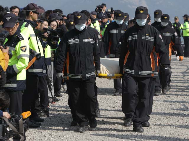 Крушение парома Sewol: обнаружено более 60 тел погибших, около 240 "пропали без вести"