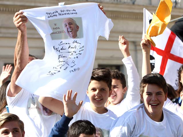 Верующие приветствуют Папу Римского Франциска. Ватикан, 20 апреля 2014 года