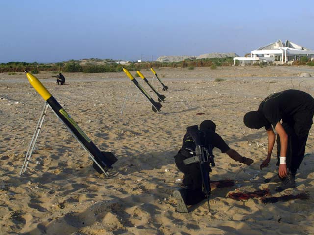 Подготовка к запуску ракеты из сектора Газы
