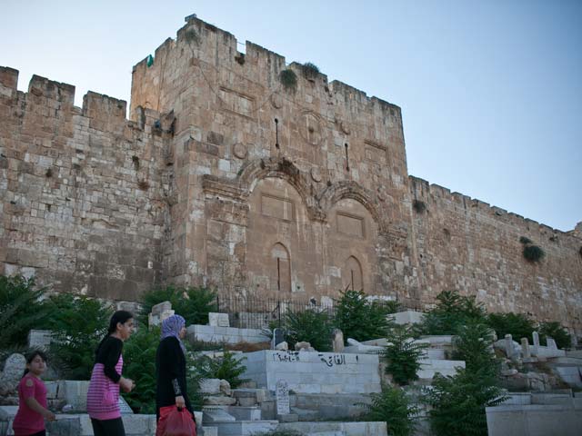 Мусульманское кладбище около "Золотых ворот", в восточной части крепостной стены Старого города Иерусалима