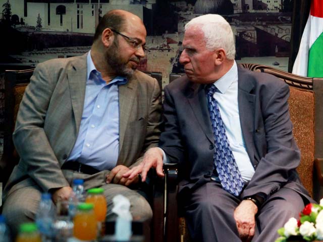Заместитель политбюро ХАМАС Муса Абу Марзук и представитель ООП Аззам аль-Ахмад. Газа, 23 апреля 2014 года