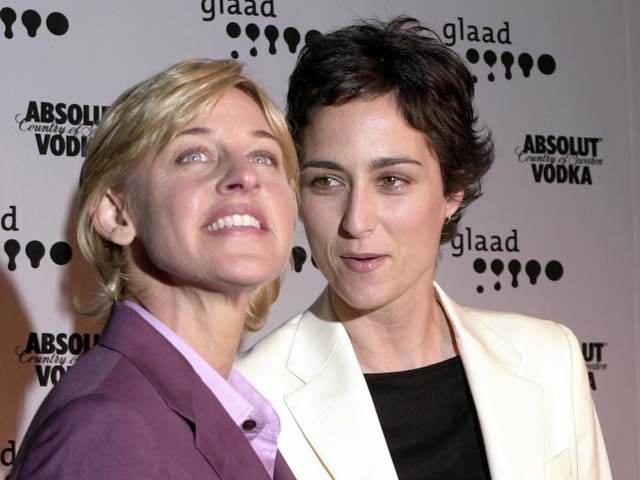Эллен Дедженерес и Александра Хедисон в 2001 году