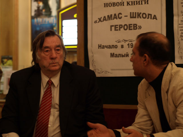 Александр Проханов на презентации книги "ХАМАС - хвала героям" (название книги на плакате ошибочно). Москва, ноябрь 2008 года