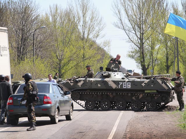 Армейский блокпост на подъезде к Славянску. 24 апреля 2014 года