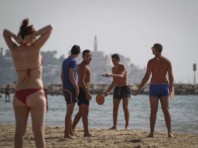 На пляже в районе Тель-Авива. 24 апреля 2014 года