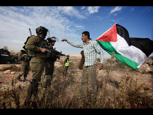 Палестинские демонстранты и солдаты Армии обороны Израиля