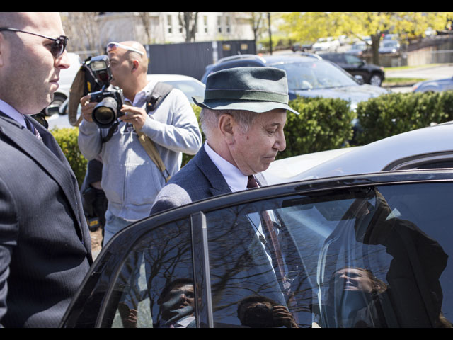 Пол Саймон покидает здание суда города Норуолк, штат Коннектикут. 28 апреля 2014 г. 