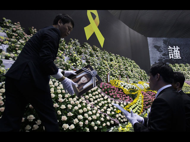 Мемориальный алтарь жертв затонувшего парома. 29 апреля 2014 г.