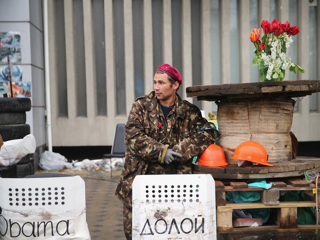 Пророссийский активист возле одного из захваченных зданий в Луганске, 30 апреля 2014 г.