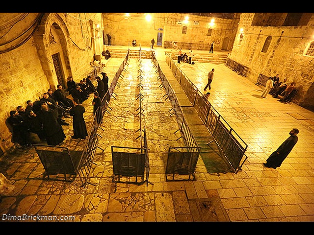 02:20  Монахи вышли на улицу, а по Храму прошли израильские полицейские и, мягко говоря, настойчиво попросили посторонних выйти. По идее, дальше должна была наступить звенящая тишина&#8230;
