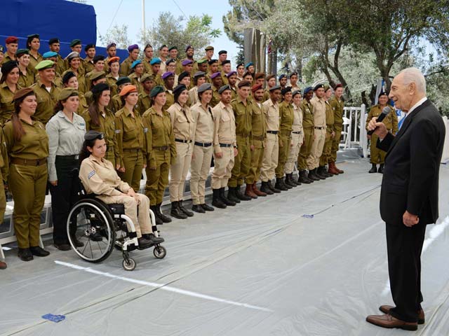 Шимон Перес приветствует солдат ЦАХАЛа. 2 мая 2014 года