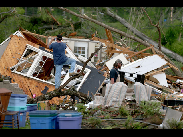 Последствия торнадо в США: сотни разрушенных домов, десятки погибших